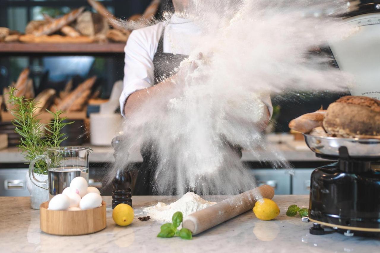 Al Messila, A Luxury Collection Resort & Spa, Dauhá Exteriér fotografie A baker sifting flour