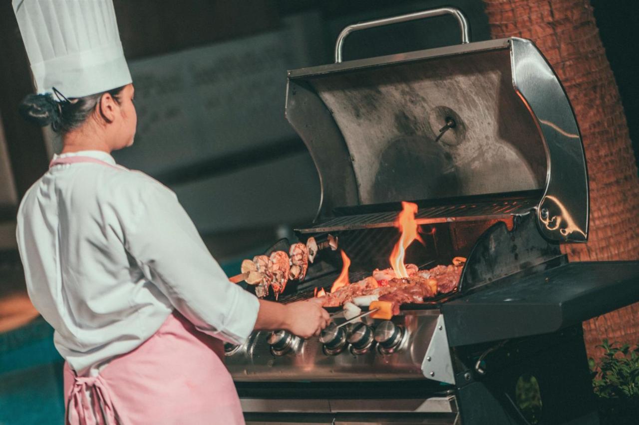 Al Messila, A Luxury Collection Resort & Spa, Dauhá Exteriér fotografie A chef cooking on a gas grill