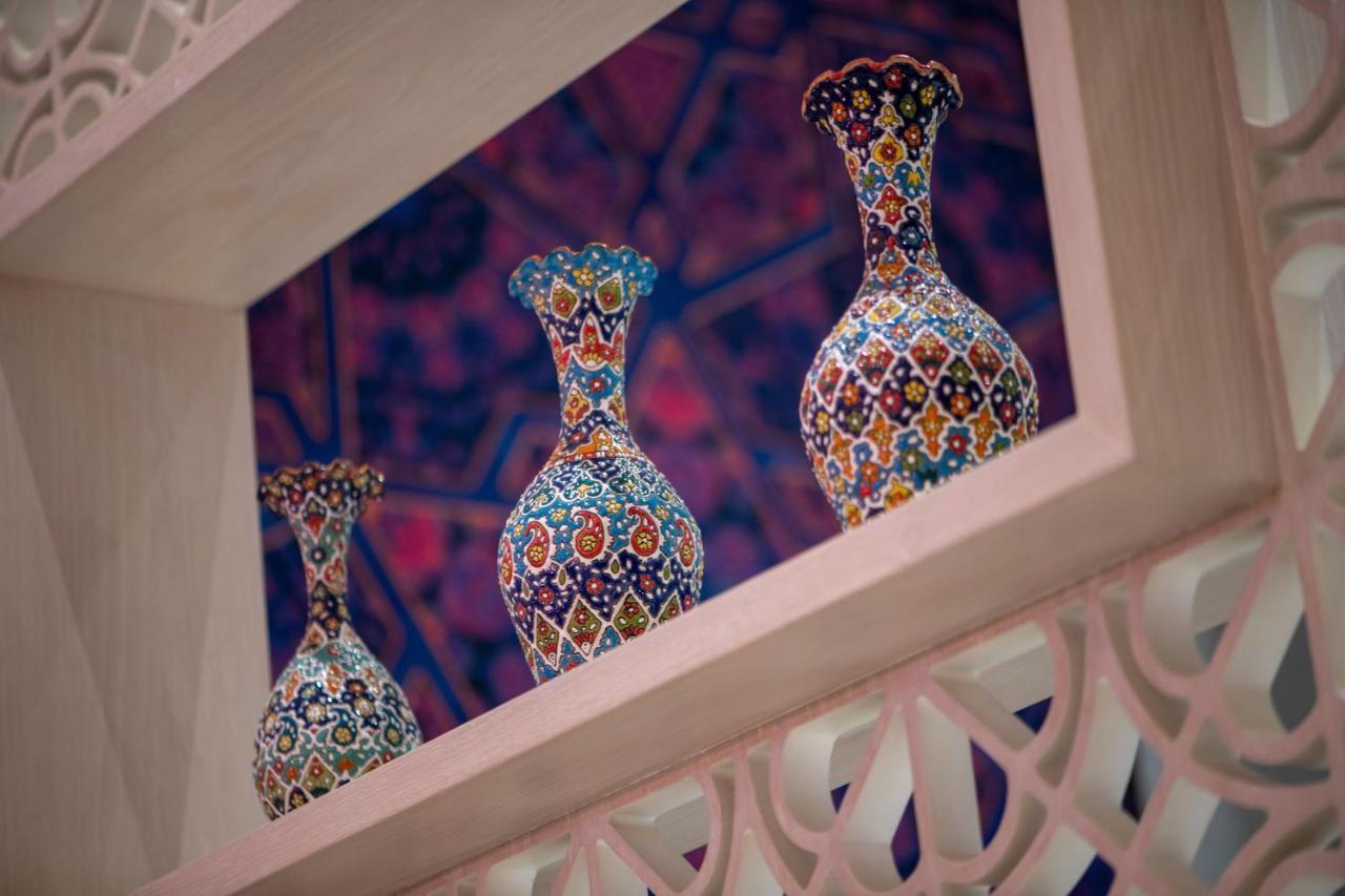 Al Messila, A Luxury Collection Resort & Spa, Dauhá Exteriér fotografie Vases in the palace
