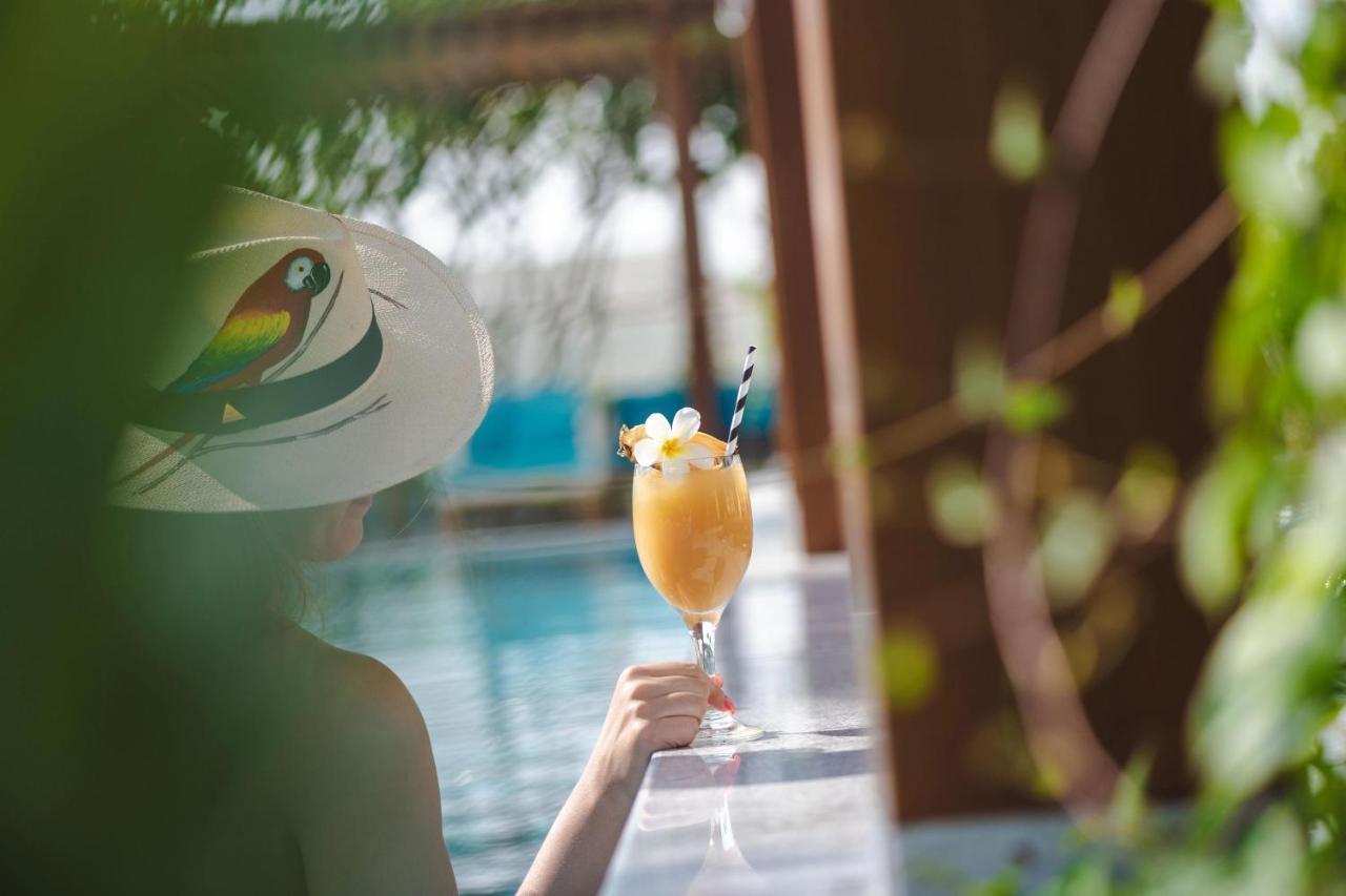 Al Messila, A Luxury Collection Resort & Spa, Dauhá Exteriér fotografie A woman holding a cocktail