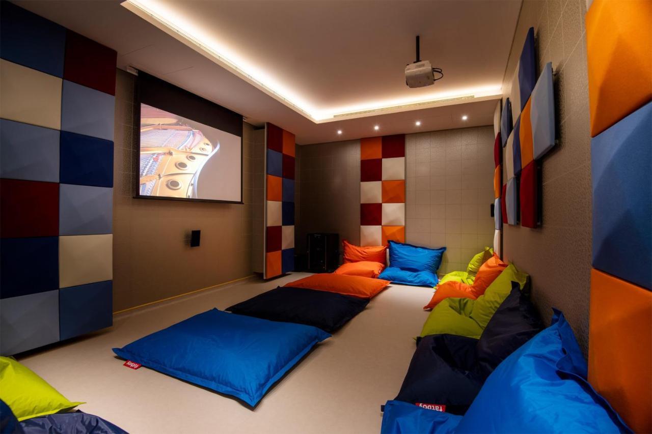 Al Messila, A Luxury Collection Resort & Spa, Dauhá Exteriér fotografie A home theater with a projector